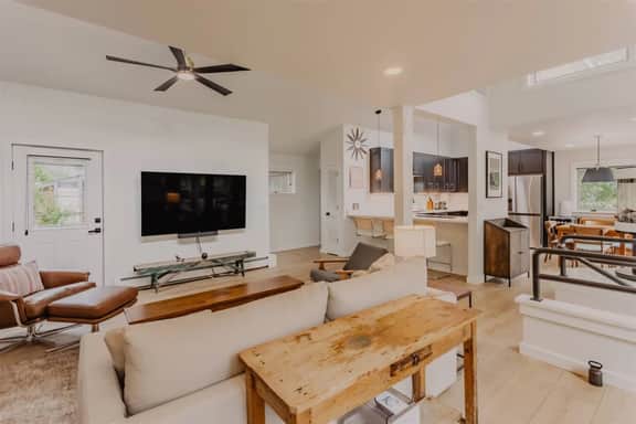 Chic Glenwood Retreat w/Jacuzzi