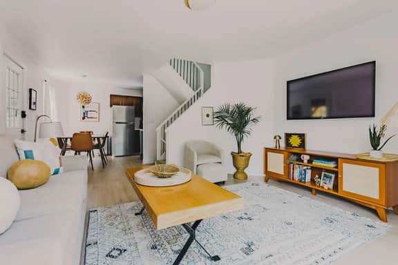 Stylish Mid-Mod Downtown Retreat - Image 4